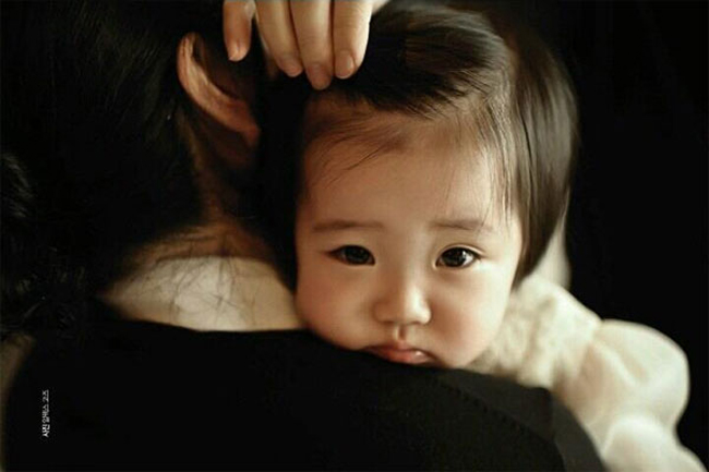 Con gái Lee Young Ae ngoan ngoãn dựa vào vai mẹ